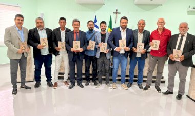 Instituto Aguaviva e Agência Ames distribuem livros na Câmara de Vereadores