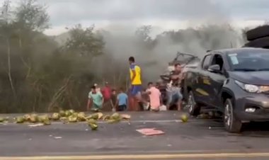 Colisão entre van e caminhão na BR-116 provoca 15 mortes na Bahia