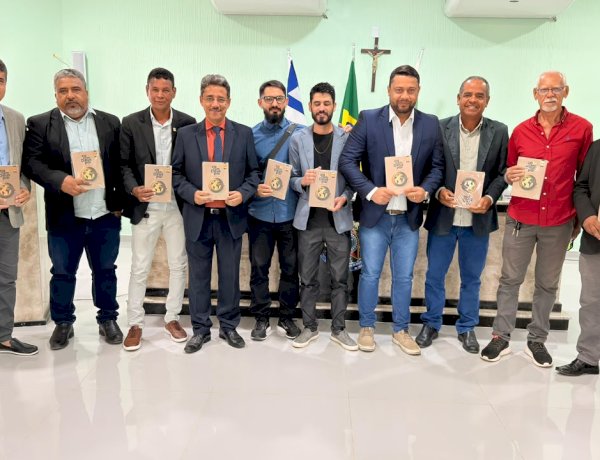 Instituto Aguaviva e Agência Ames distribuem livros na Câmara de Vereadores