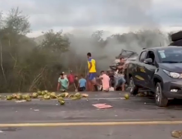 Colisão entre van e caminhão na BR-116 provoca 15 mortes na Bahia