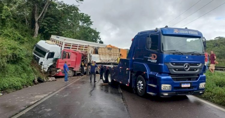 Acidente entre caminhões provoca interdição da BR-324 em Conceição do Jacuípe, sentido Feira