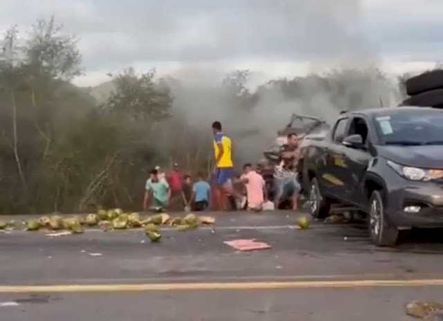 Colisão entre van e caminhão na BR-116 provoca 15 mortes na Bahia